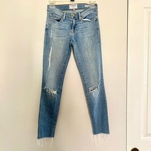 FRAME skinny de Jeanne distressed skinny jeans ripped with a raw hem. Size 25